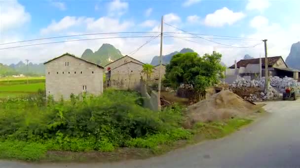 山岳地帯の村を通ってスローモーションに乗るベトナム. — ストック動画