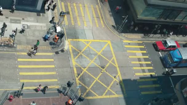 Hong Kong - Vista aérea de las personas y el tráfico en el pequeño cruce ocupado en Tsim Sha Tsui. Kowloon. Velocidad de resolución 4K . — Vídeos de Stock