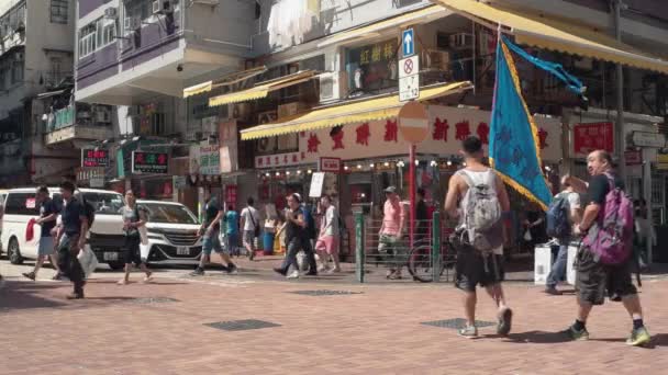 Hong Kong - Vista de rua da pequena junção com o tráfego e as pessoas. Kowloon. Resolução 4K — Vídeo de Stock