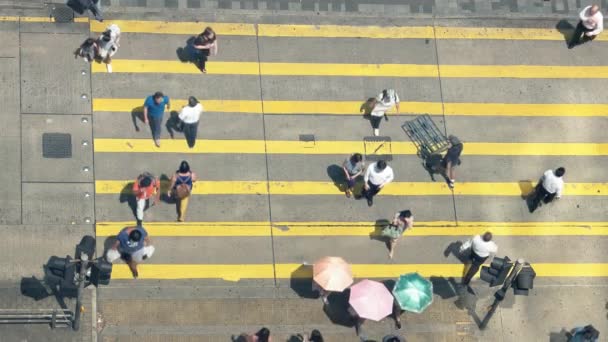 香港-尖沙咀の横断歩道上の人々やトラフィックの空中トップビュー。九龍。4K解像度 — ストック動画
