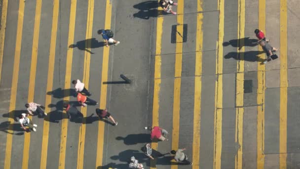 Hongkong - Luftaufnahme von Menschen auf einem Fußgängerüberweg in Tsim Sha Tsui. Kowloon. 4K-Auflösung — Stockvideo