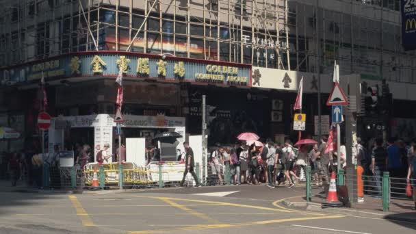 Hongkong - Street vy över korsningen med trafik och människor. Det är Kowloon. 4K-upplösning — Stockvideo