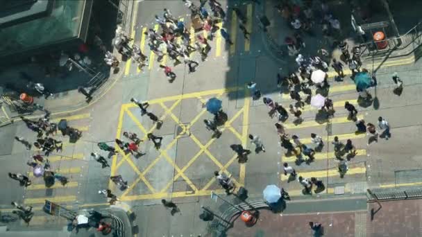 Гонконг - вид с воздуха на людей, переходящих улицу на небольшом оживленном перекрестке в центре города. Коулун. Разрешение 2K — стоковое видео