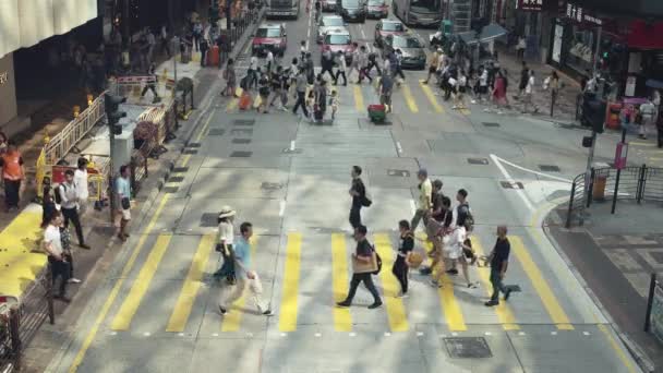 Hong Kong - Zvýšený pohled na lidi na křižovatce v rušných ulicích Kowloonu. Rozlišení 4K — Stock video