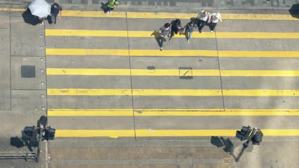 香港-尖沙咀の横断歩道上の人々やトラフィックの空中トップビュー。九龍。4K解像度の高速化 — ストック動画