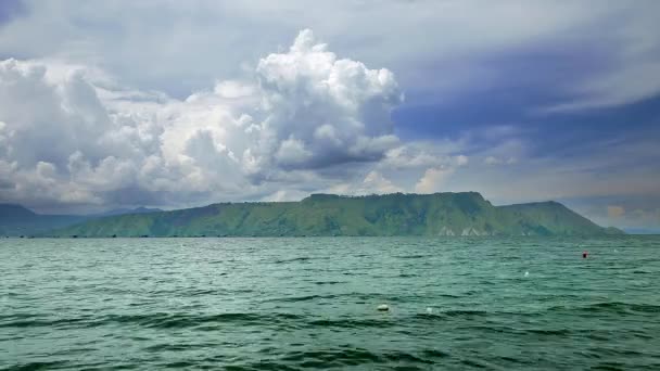 Blick auf den Tobasee mit dynamischen Wolken — Stockvideo