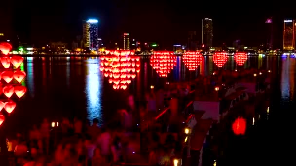 Da Nang, Vietnam. Nacht uitzicht op de stad met drukke Pier van Liefde. Tijdsverloop zoom uit. — Stockvideo