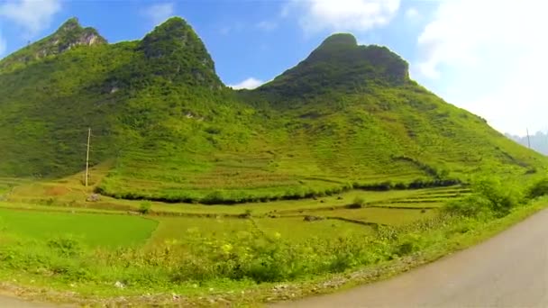 山岳地帯を通ってスローモーションに乗るベトナム. — ストック動画