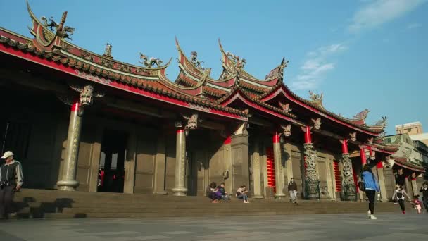 Taipei - Utsikt över Xingtian Temple med besökare. Snabba på. — Stockvideo