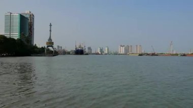 Ho Chi Minh City - Nisan 2015: Kargo gemileriyle nehir manzaralı. 4K çözünürlük zaman aşımı.