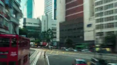 HONG KONG - Şehir merkezi tramvay yolculuğu hareket bulanıklığı ile. 4K çözünürlük zaman aşımı. Bakış açısı.