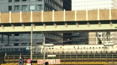 Tokyo - Geçen trenleri kapatın. 4K çözünürlüğü