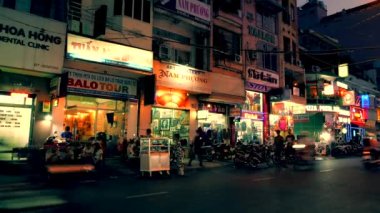 Ho Chi Minh City - Sırt çantalı adamın akşam manzarası. 4K çözünürlük hızı. Geçmiş görünümü.