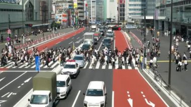 Tokyo- sokak manzaralı yaya geçidi. Shinjuku. 4K çözünürlüğü