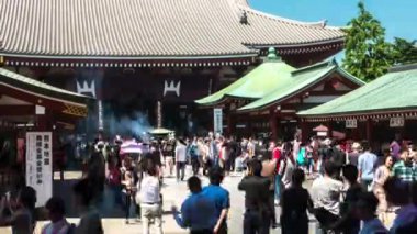 Tokyo - Senso-ji Budist tapınağında ziyaretçiler. Asakusa. 4K çözünürlük zaman aşımı yakınlaştır.