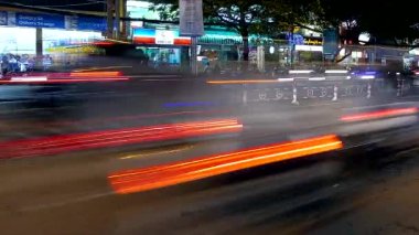 Ho Chi Minh Şehri - Gece şehir trafiği. Dönüşümü hızlandır.