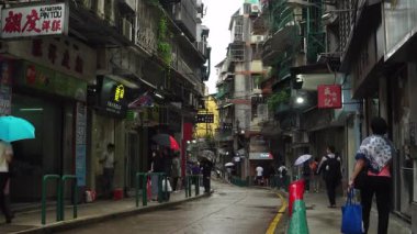 Macao, insanlar küçük sevimli caddelerde yürüyor. 4K çözünürlüğü