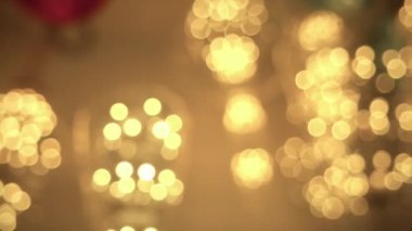 Parlayan ışıklarla dolu Noel arkaplanı.