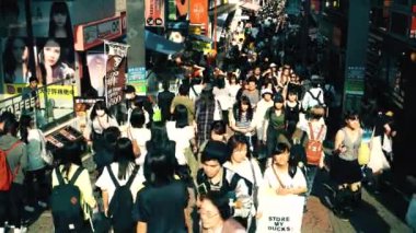 Tokyo - Yukarıdan kalabalık sokak manzarası. Harajuku alışveriş merkezi. 4K çözünürlüğü
