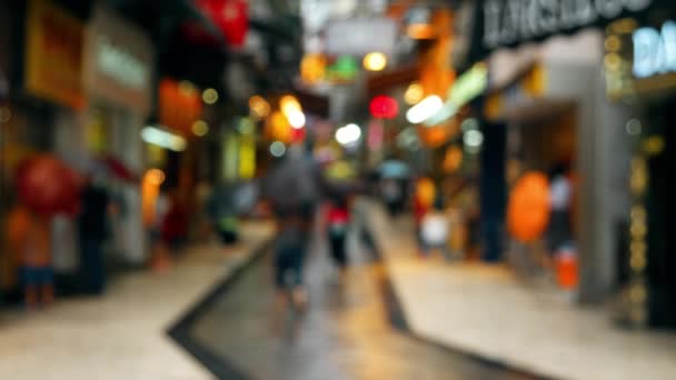 澳门-雨天，身披雨伞在澳门历史中心行走的人。4K分辨率。October 2016 — 图库视频影像
