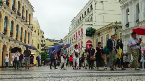 Макао - Люди с пумбреллами на площади Ларго-ду-Сенадо. Разрешение 4K . — стоковое видео
