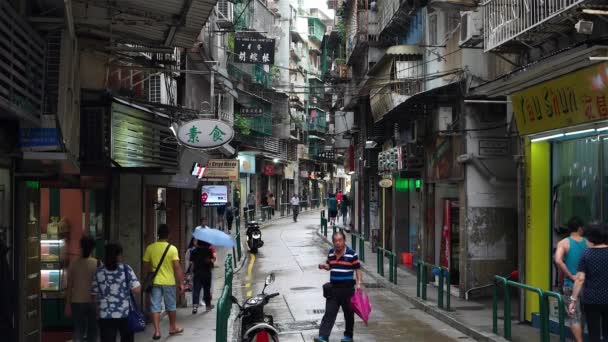 Macao - La gente cammina in una piccola strada affascinante. Risoluzione 4K — Video Stock