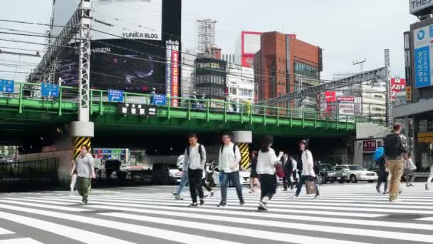 東京-列車が通過する横断歩道の人々。新宿。4K解像度 — ストック動画
