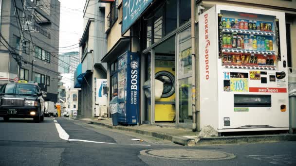 Tokyo Piccola corsia con lavanderia a gettoni, distributore automatico di auto e ciclista. Risoluzione 4K — Video Stock