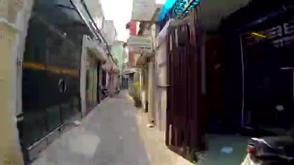 Ho Chi Minh City - POV lopen in smalle steeg in de oude stad. Sneller.. — Stockvideo