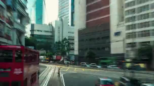 HONG KONG - Passeio de eléctrico no centro da cidade com borrão de movimento. lapso de tempo de resolução 4K. Ponto de vista tiro . — Vídeo de Stock