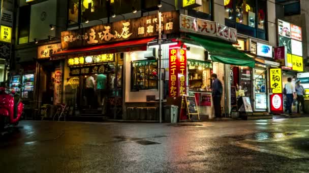 Tokyo Jalur kecil dengan restoran dan orang-orang di malam hujan. Nakano. 4K resolusi waktu lapse — Stok Video