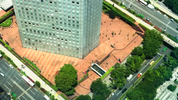 Tóquio - Vista aérea com pessoas de negócios em torno de edifício de escritórios durante o almoço freio cercado por ruas com tráfego. lapso de tempo de resolução 4K. Shinjuku. — Vídeo de Stock