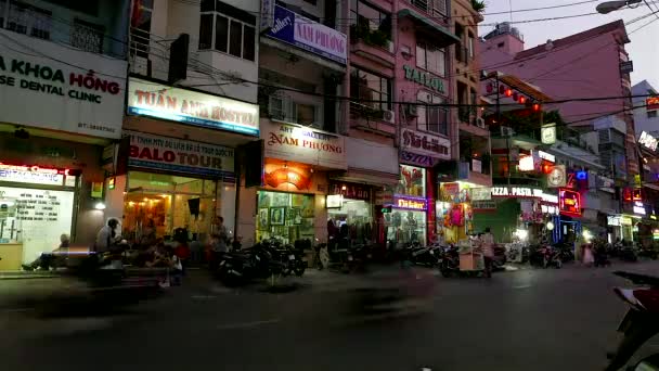 Ho Chi Minh City - Backpacker's area vista strada la sera. Tempo di risoluzione 4K — Video Stock