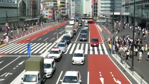 Tokyo trafiği ve yaya geçidindeki insanlar. Shinjuku. 4K çözünürlük hızı — Stok video