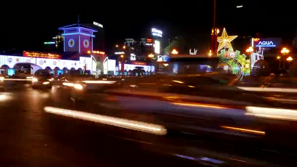 Ho-Chi-Minh-Stadt - Kreisverkehr in der Nacht vor dem Marktgebäude mit leuchtenden Lichtern aus dem Verkehr. Zeitraffer mit 4K-Auflösung. — Stockvideo