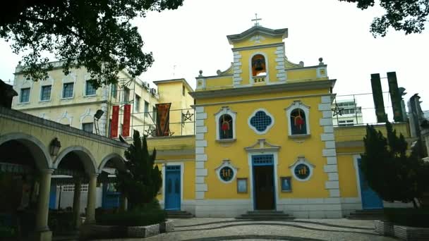 Macau - Uitzicht op plein met kapel van St. Franciscus Xavier in Coloane Village. Langzame beweging panning. — Stockvideo