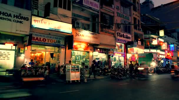 Ho-Chi-Minh-Stadt - Backpacker 's area street view am Abend. 4K-Auflösung beschleunigt. Retro-Look. — Stockvideo