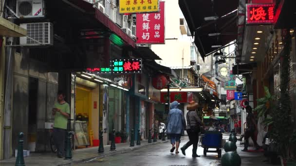 Makao - Widok ulicy z ludźmi w starym mieście. Rozdzielczość 4K — Wideo stockowe