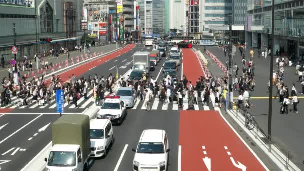 Tóquio- Vista de rua com pessoas na passarela. Shinjuku. Resolução 4K — Vídeo de Stock