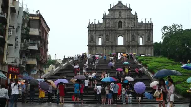 Macao - Gente con sombrillas frente a las famosas Ruinas de la Iglesia de San Pablo. Resolución 4K — Vídeo de stock