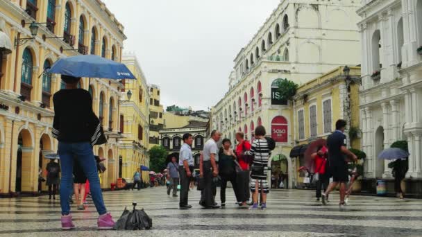 澳门-在拉果广场有雨伞的人士。4K分辨率. — 图库视频影像