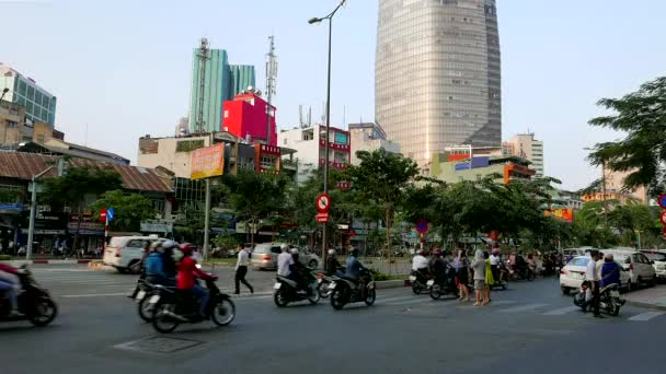 Ho Chi Minh City - pohled do ulice, lidé a doprava. . Rozlišení 4K. — Stock video