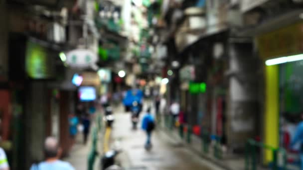 Macao - Persone sfocate che camminano in una piccola strada. Risoluzione 4K. ottobre 2016 — Video Stock