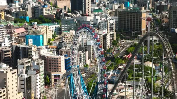 Tokyo - Dönme dolabı, lunaparkı ve trafiği olan şehir manzarası. 4K çözünürlük zaman aşımı. — Stok video