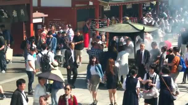 Tóquio - Visitantes no templo budista Senso-ji. Asakusa. Resolução 4K — Vídeo de Stock