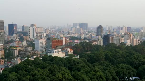 Ho Chi Minh City - Flygfoto med park. Panorering. — Stockvideo