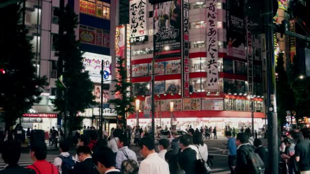 東京-カラフルな秋葉原電気街の通りを横断する人々と夜の通りの景色。4K解像度 — ストック動画