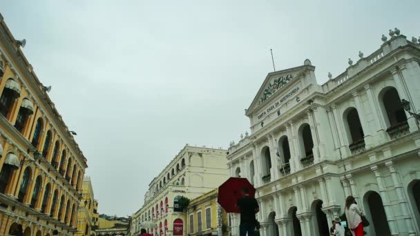 Macau - Pessoas com guarda-chuvas na praça Largo do Senado. Vista inferior . — Vídeo de Stock
