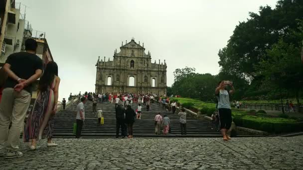 Macao - Mensen voor de beroemde ruïnes van St. Paul 's Church. Snelheidsverloop. — Stockvideo