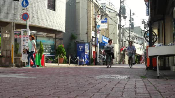 Tokio - Pequeño carril tranquilo con gente caminando y en bicicleta. Resolución 4K — Vídeos de Stock